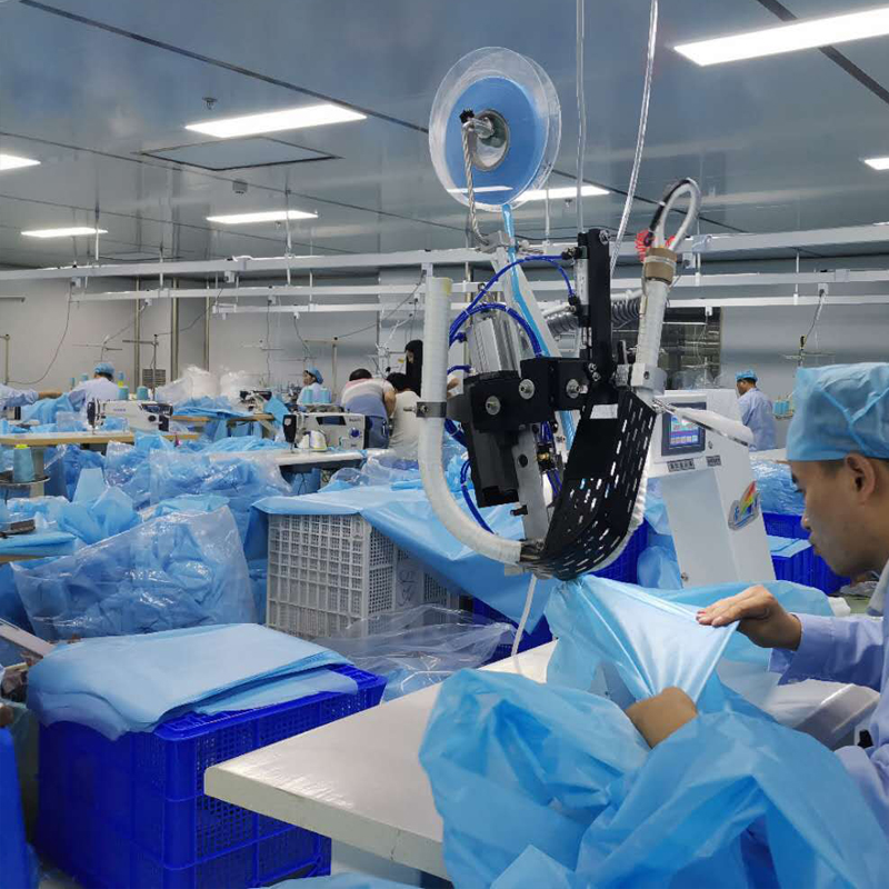 Εργοστάσιο ρούχων Yiwu Ruoxuan που κατασκευάζει ρόμπες απομόνωσης για τους εργαζόμενους στην πρώτη γραμμή